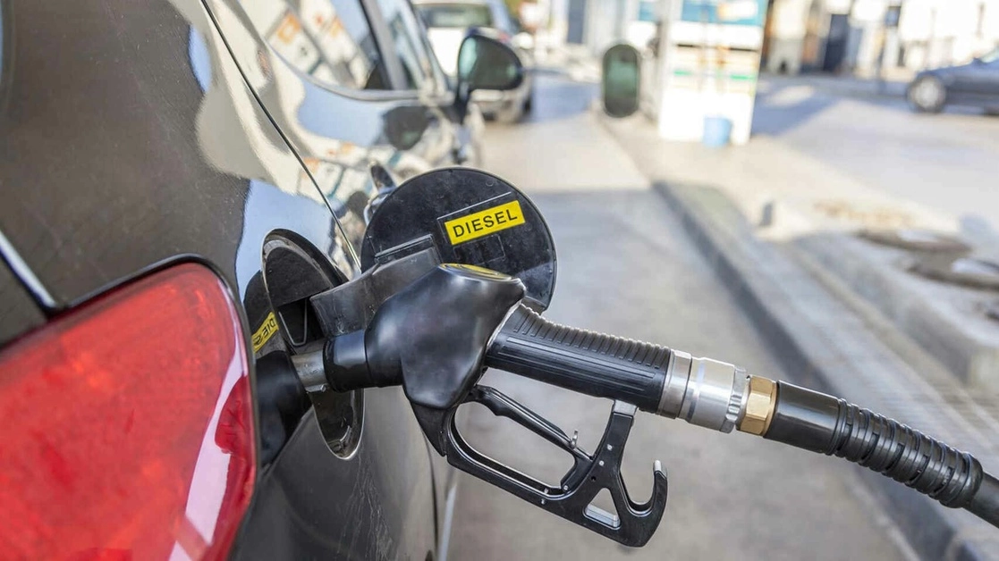 Manguera de diésel en una estación de combustible. Foto La Jornada