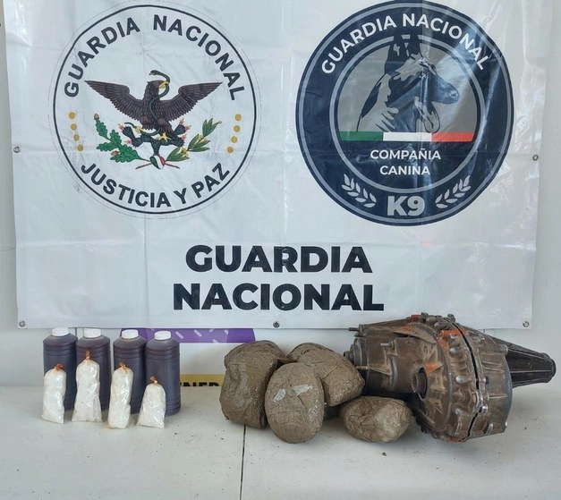 Elementos de la Guardia Nacional (GN) aseguraron en el área de operaciones del Aeropuerto Internacional de Culiacán, Sinaloa, dos paquetes que contenían botellas de salsa y una transmisión para automóvil, en las que se ocultaban cuatro envoltorios con droga sintética conocida como crystal y ocho paquetes con mariguana.  Foto cortesía de la GN