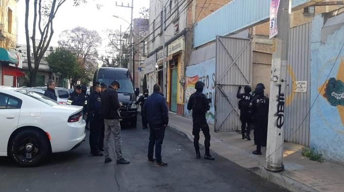 Policías de investigación aseguraron dos camionetas y una placa con reporte de robo en un domicilio, ubicado en la calle Célebes número 45, colonia Popotla, en Miguel Hidalgo. Foto Laura Gómez Flores