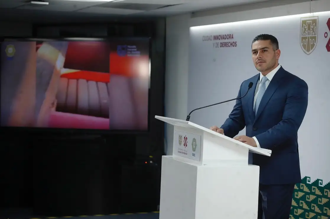 El titular de la SSC, Omar García Harfuch, informa sobre la detención de cuatro hombres y del aseguramiento de dos tractocamiones con compartimentos ocultos, en los que se hallaron alrededor de una tonelada de aparente cocaína, el 26 de julio de 2022. Foto Cristina Rodríguez