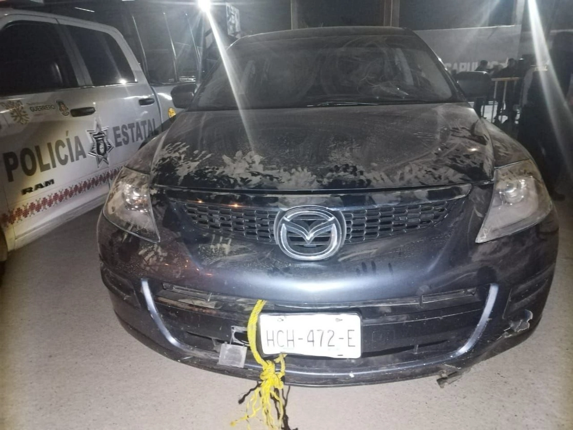 Policías de Guerrero aseguraron armas, droga, una camioneta Mazda y una motocicleta en el municipio de Acapulco. Foto tomada de www.facebook.com/sspguerrero
