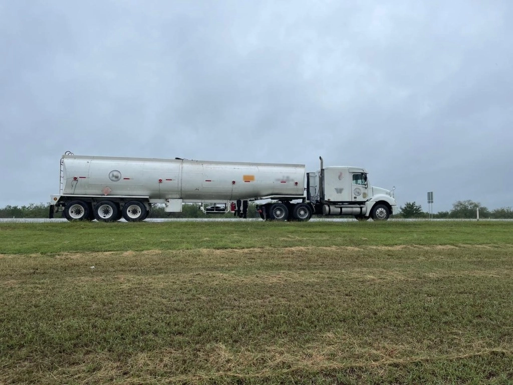 La unidad detenida en Reynosa-Monterrey, Nuevo León, transportaba de manera ilegal 40 mil litro de combustible. Foto Guardia Nacional