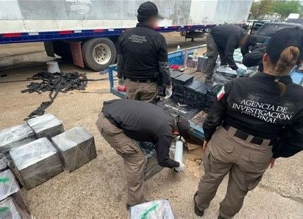 El cateo se realizó en un inmueble ubicado en Campo El Diez, en Culiacán, Sinaloa, y además de la droga se aseguraron, tres vehículos y cinco cajas de carga refrigeradas. Foto difundida por FGR 