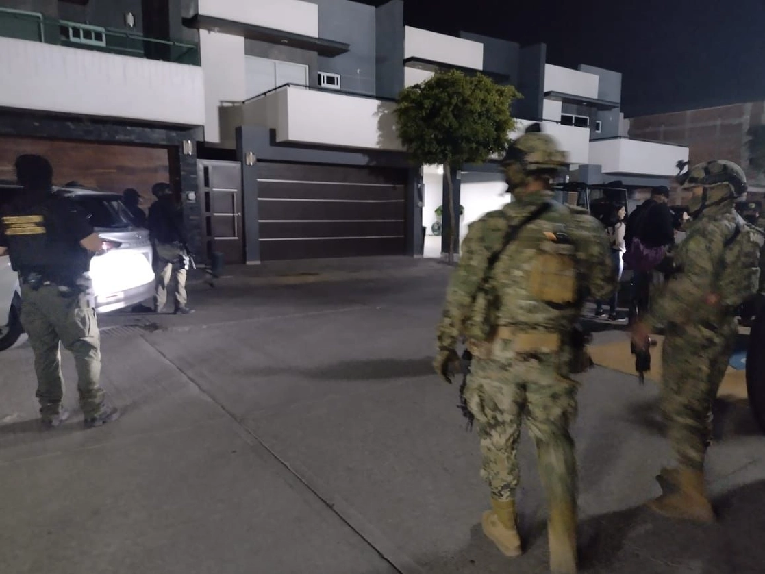 El cateo se llevó a cabo dentro del Fraccionamiento Fuentes del Rey. Dentro del inmueble se aseguraron más de 35 armas AK-47, 33 cargadores para cartuchos 7.62 milímetros, mil 599 cartuchos calibre 50 (antiblindaje), y 2 mil 400 cartuchos calibre 7.62 milímetros. Foto cortesía para 'La Jornada'
