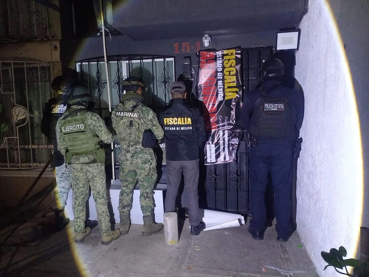 Unos mil elementos de los tres niveles de gobierno realizaron el operativo en la primera sección del fraccionamiento Los Héroes Ecatepec, en el estado de México. Foto 