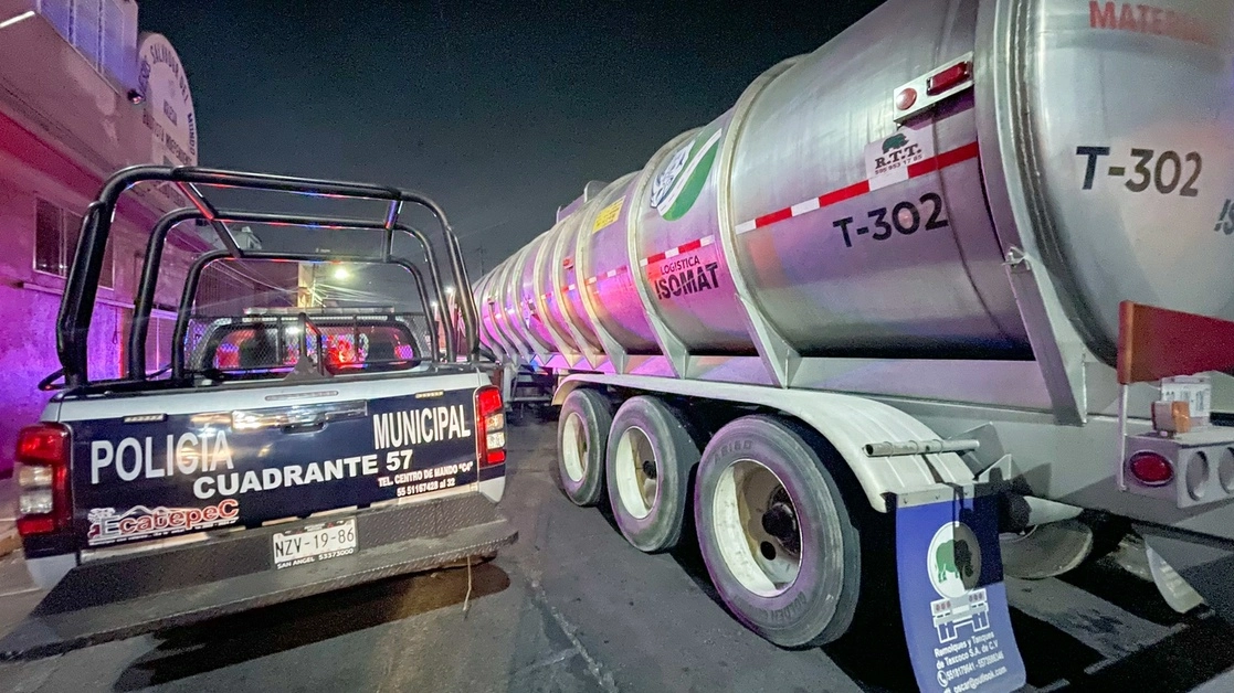 En el terreno asegurado en la colonia Ciudad Azteca, eran almacenados de manera irregular más de 45 mil litros de etanol. Foto La Jornada
