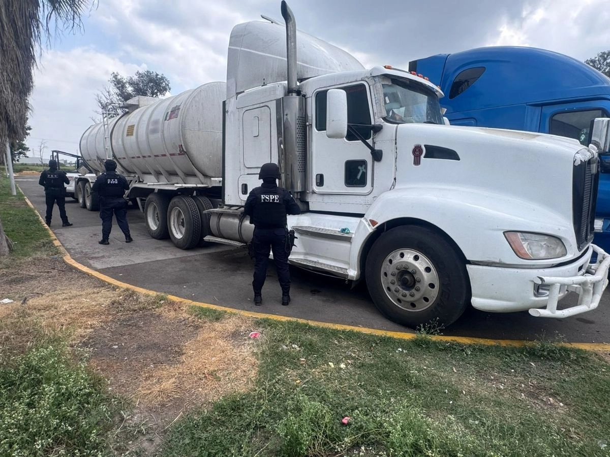En carretera estatal Celaya-Villagrán la policía de Guanajuato localizó un tráiler abandonado con 30 mil litros de combustible. Foto 
