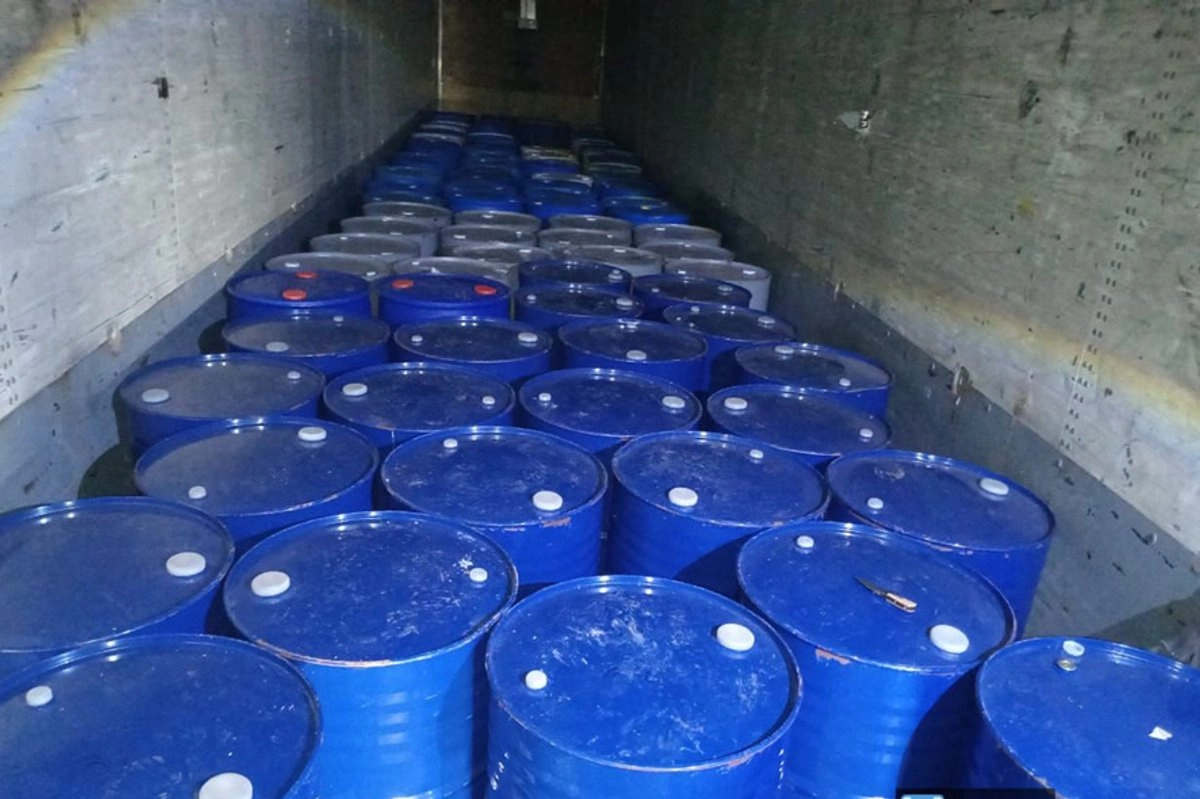 La Secretaría de la Defensa decomisó en Michoacán 5 mil kilogramos y 19 mil 600 litros de precursores qumícos para la elaboración de drogas sintéticas. Foto 