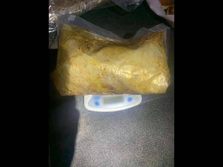 Los dos kilos de crystal iban ocultos en una caja de cartón que contenía varias piezas de pan de dulce y que era transportada en un autobús. Foto cortesía Guardia Nacional