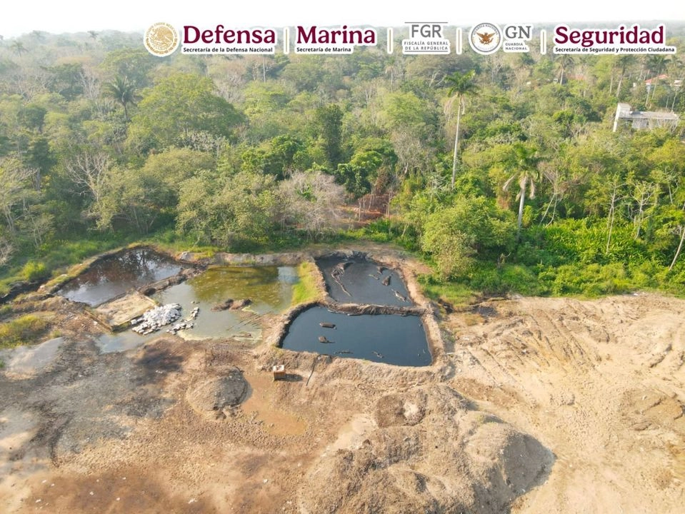 En la ranchería donde fueron asegurados los litros de gasolina fueron ubicados tres presas de petróleo. Foto 