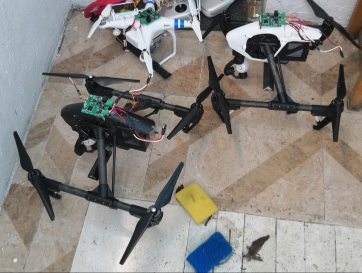 En los domicilios, además del explosivo, se aseguraron un arma de fuego corta y una larga; tres cargadores, 517 cartuchos de diversos calibres y 100 casquillos también de distintos calibres, entre otras cosas. Foto cortesía de la FGR