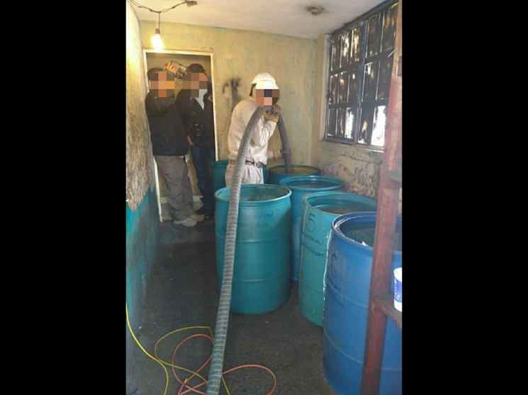 Labores del aseguramiento del hidrocarburo robado. Foto cortesía FGR 