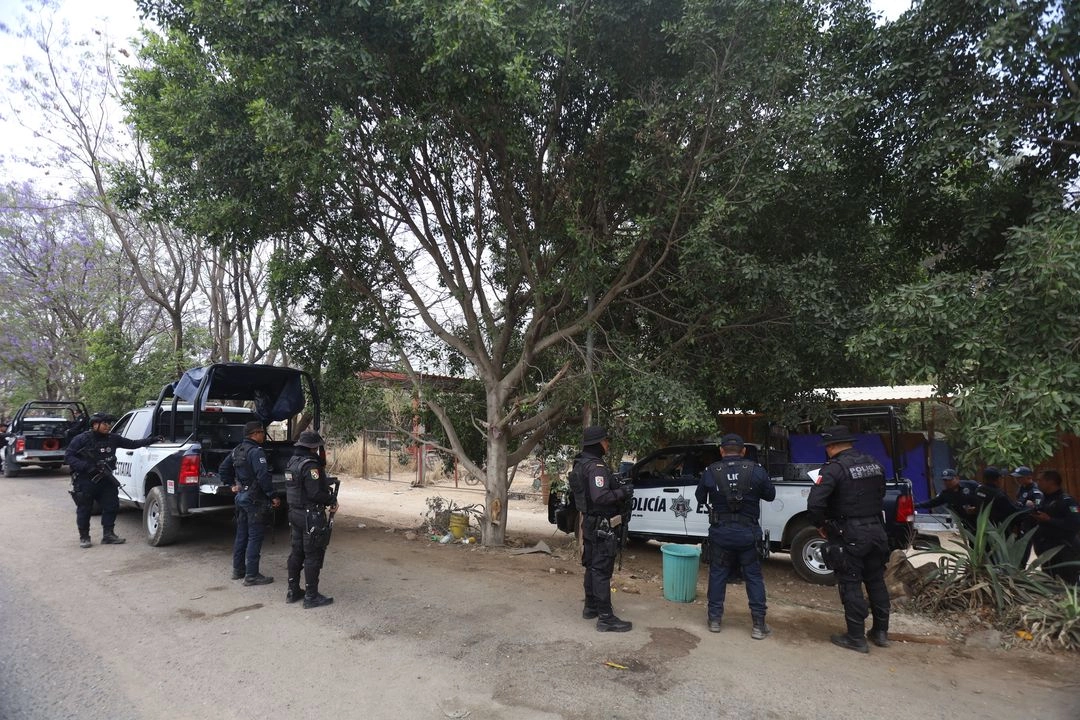 Policías resguardan el inmueble donde se localizó una toma clandestina sobre ductos de Pemex en Oaxaca. Foto