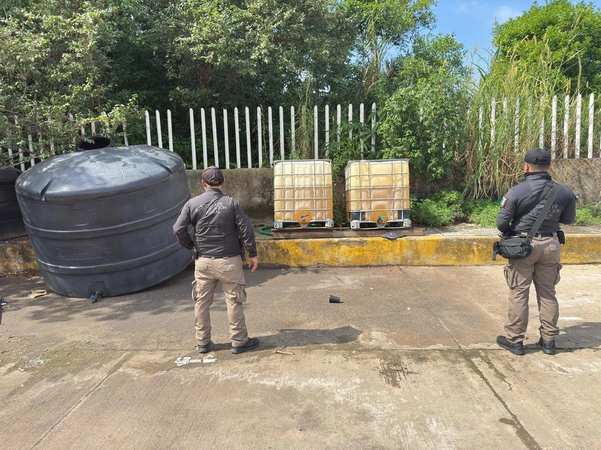 Dos mil litros de 'huachicol', dos contenedores y 24 vehículos, entre lo confiscado en un cateo en Coatzacoalcos, Veracruz. Foto   