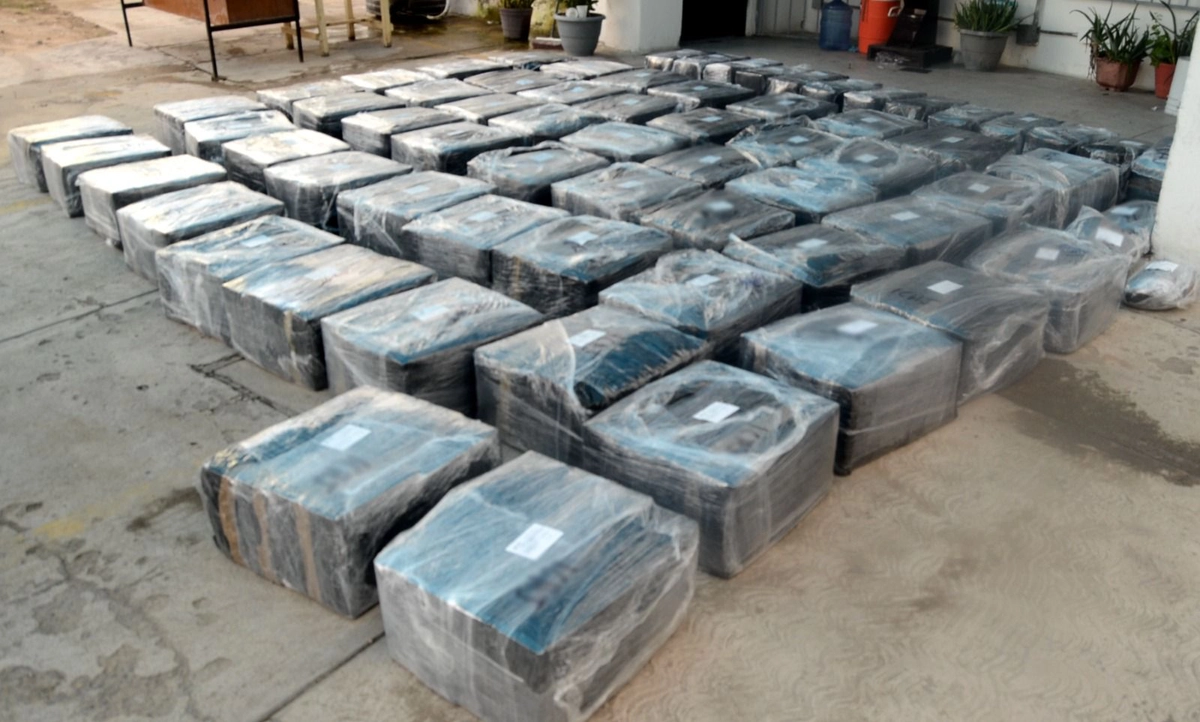 En el operativo se aseguró un tractocamión que transportaba en el interior del remolque 502 paquetes y una bolsa, que luego del dictamen final, arrojó un peso de una tonelada 432 kilos 192 gramos de metanfetamina. Foto 