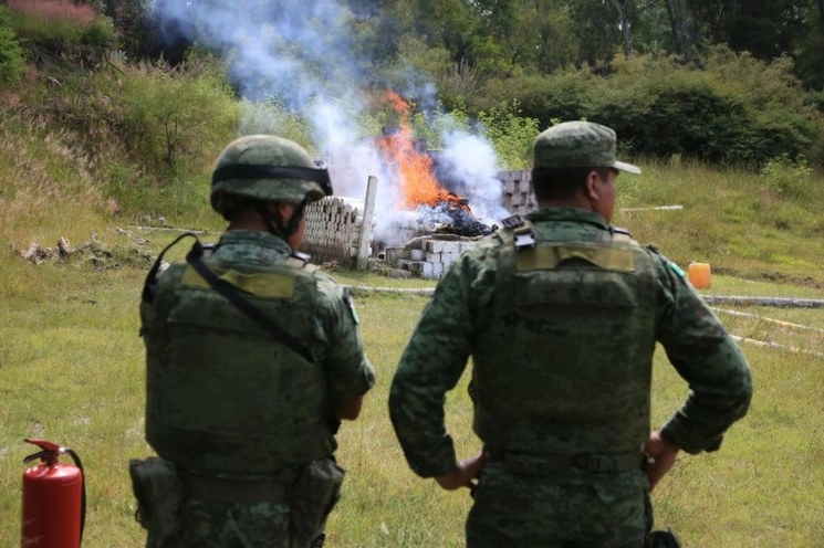 Personal de la Sedena destruye droga decomisada. Foto La Jornada/ archivo