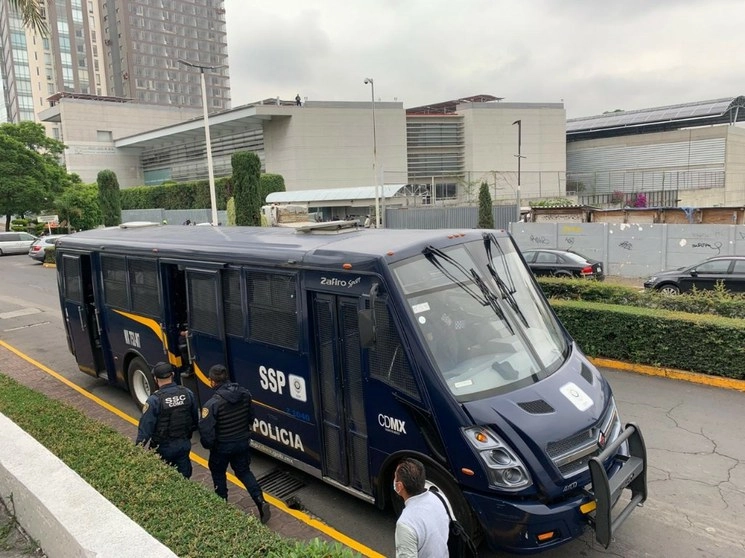 Policías de la SSC permanecen a los alrededores para evitar algún tipo de enfrentamiento alrededor de las instalaciones de la Cooperativa Cruz Azul, luego que esta mañana dispuso un juez que se entregaran los bienes del corporativo. Foto Alfredo Domínguez