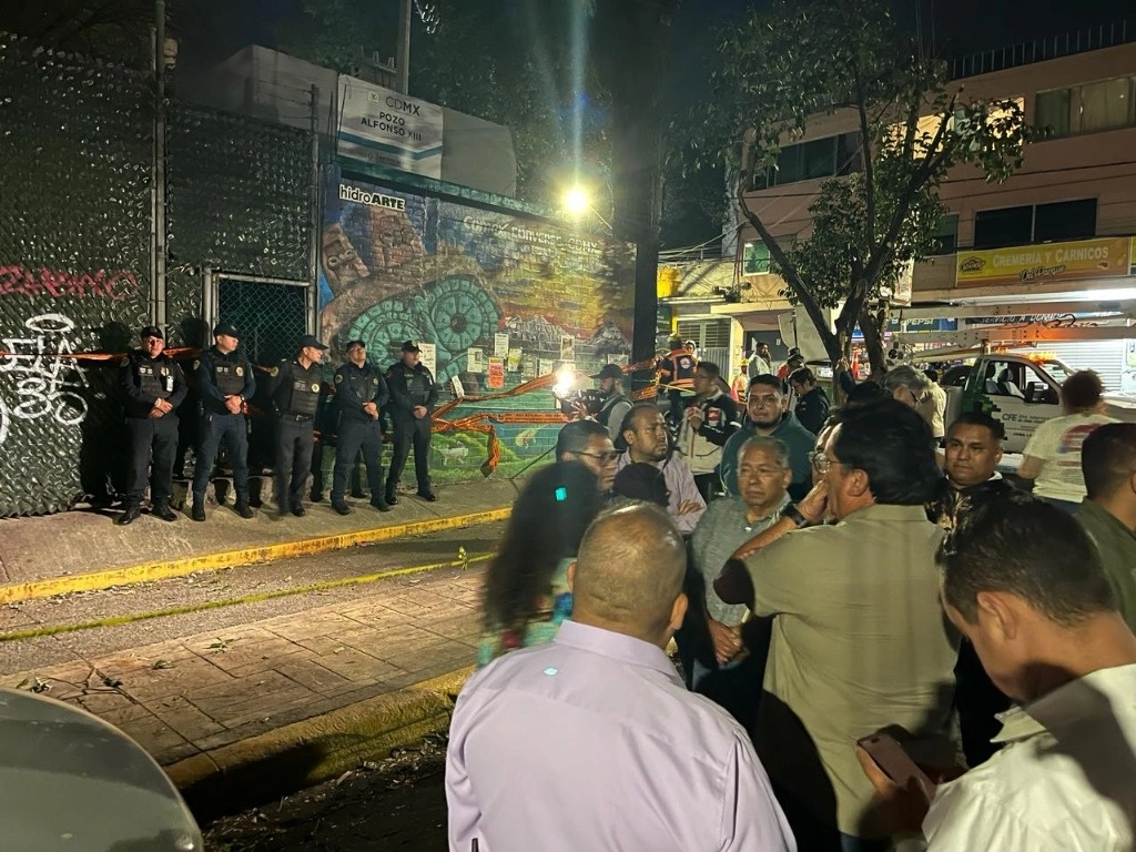 Autoridades capitalinas, de Pemex y de Sacmex ordenaron el resguardo del pozo Alfonso XIII, en la alcaldía Álvaro Obregón, al detectar la posible contaminación de agua. Las instalaciones abastecen algunos domicilios en la Benito Juárez. Habitantes de esta última demarcación bloquearon ayer el cruce de Insurgentes y Xola. Foto José A. López