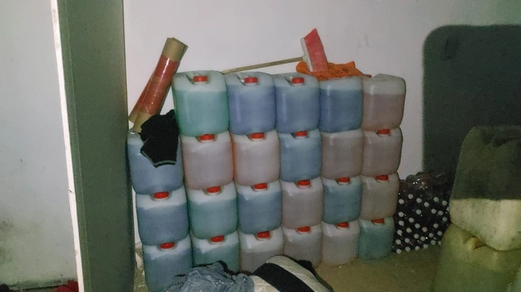 En el predio de la colonia Popotla fueron incautados  cuatro mil 300 litros, almacenados en 86 bidones de 50 litros de diésel cada uno. Foto La Jornada