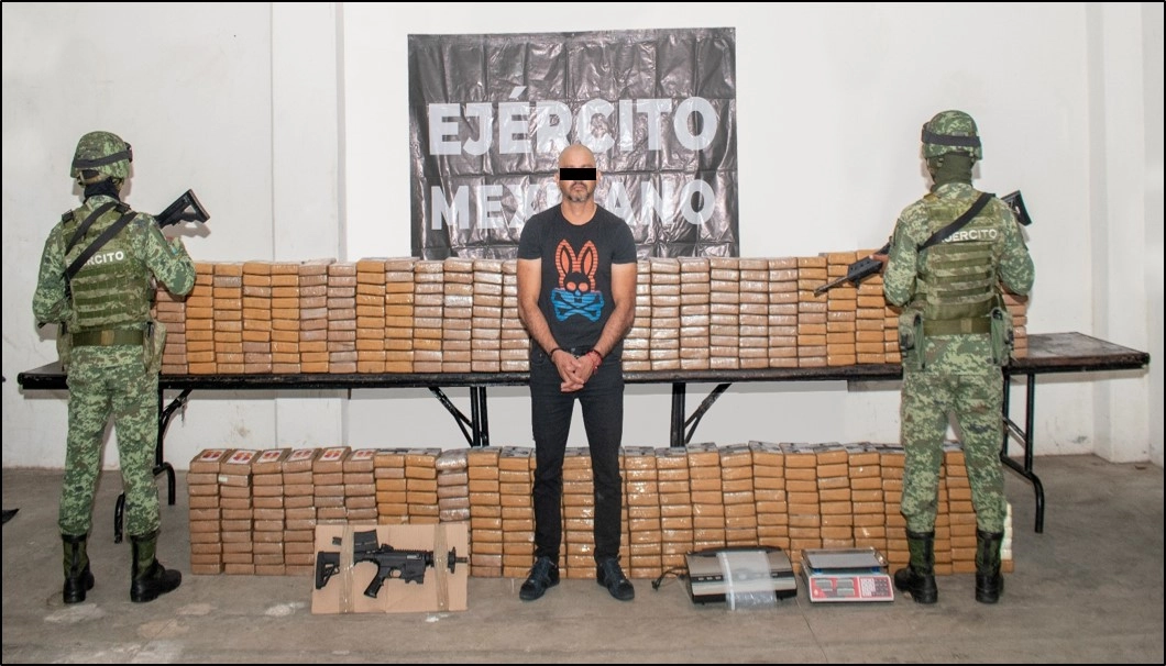 Un individuo fue detenido durante el operativo. Foto Sedena