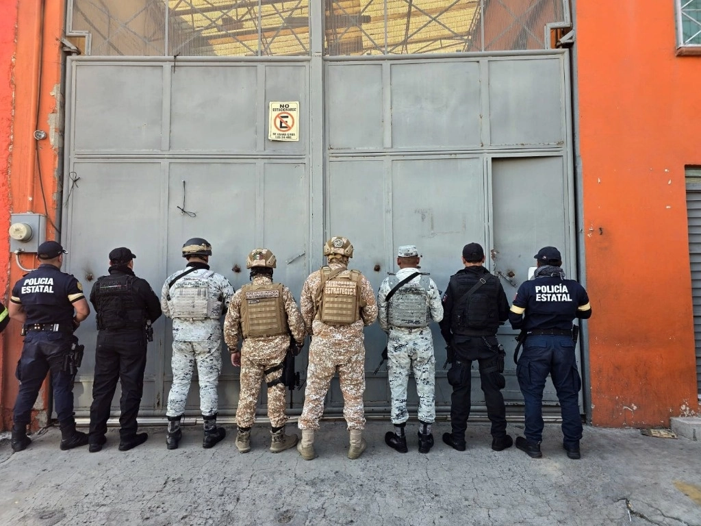En operativo coordinado, las fuerzas del orden arribaron al sitio señalado por los colonos y luego de percatarse que no había nadie en el lugar, ingresaron y observaron que al fondo había un ducto ilegal para extraer combustible, una bomba, así como contenedores con capacidad de mil litros. Foto La Jornada