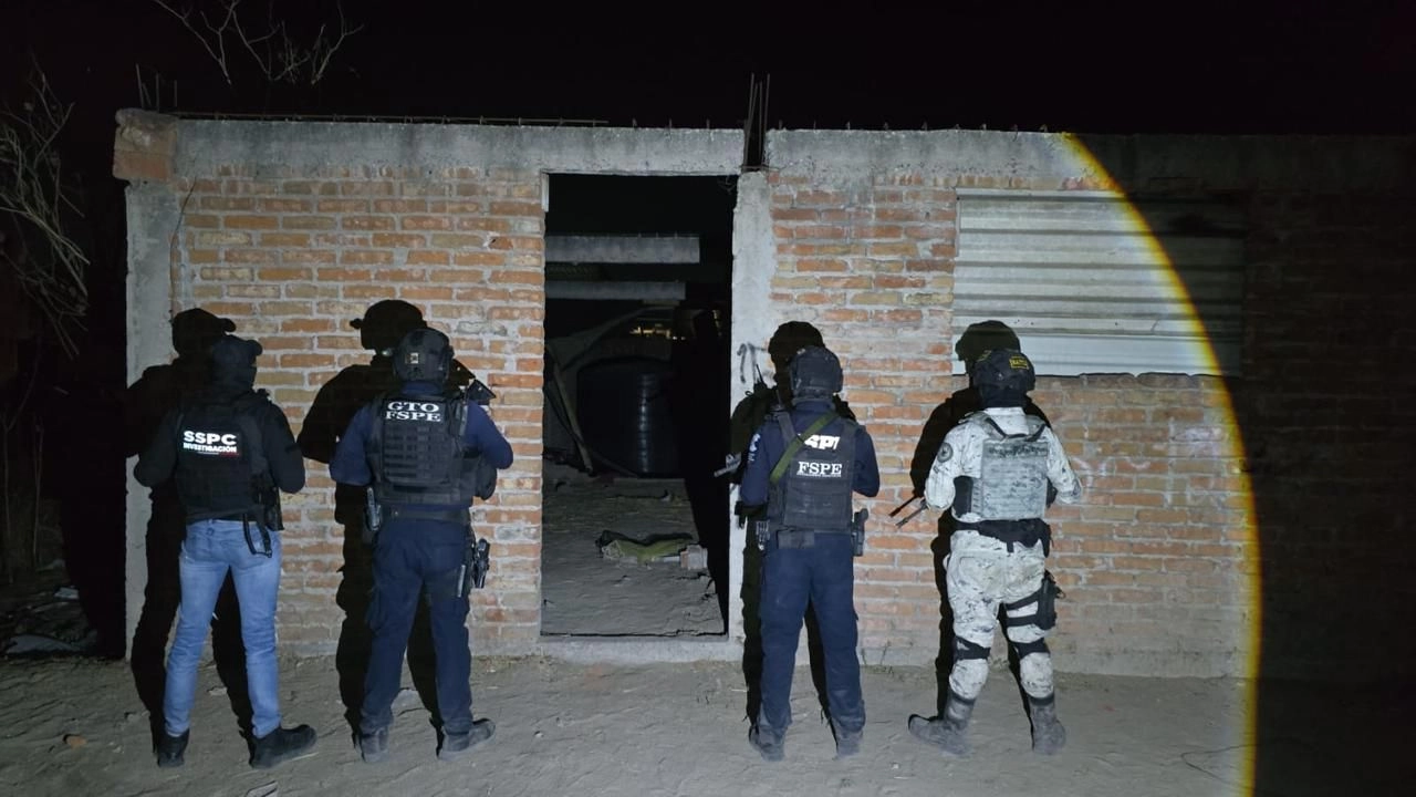 La Secretaría de Seguridad y Paz detalló que dentro encontraron cinco contenedores con capacidad de 10 mil litros cada uno; cuatro estaban llenos y uno estaba al 40 por ciento. Foto