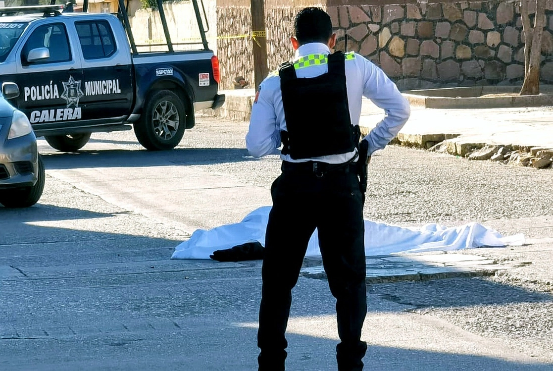El lunes fue acribillada una policía de vialidad frene a una escuela primaria, en la cabecera municipal de Calera. Foto Alfredo Valadez