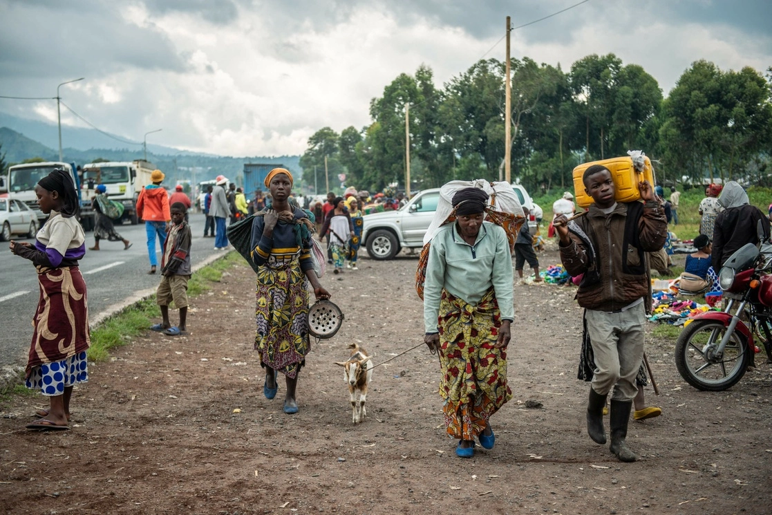 Desplazados se refugian en una escuela de Kunyaruchinya tratando de protegerse de los enfrentamientos entre el ejército congoleño y los rebeldes del M23 en la ciudad de Goma, en Kivu del Norte, el 25 de mayo de 2022. Foto Afp