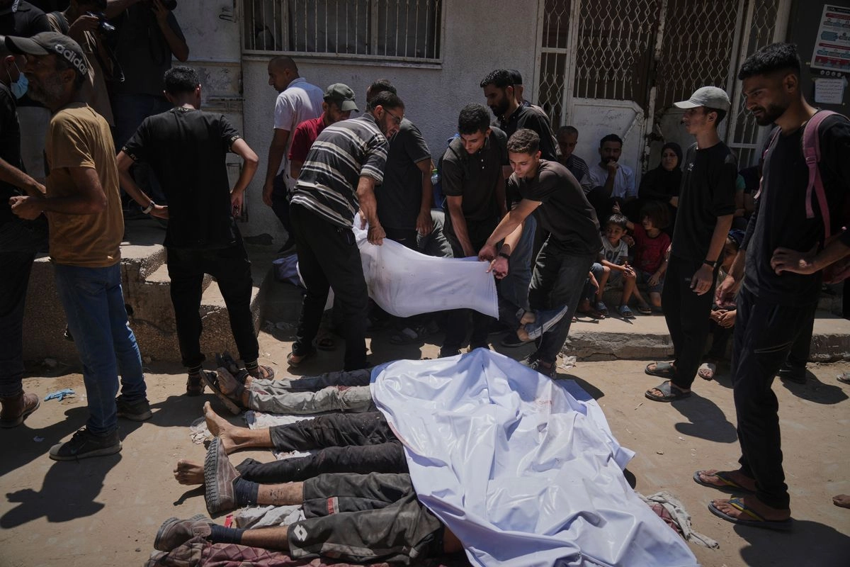 Los cadáveres de varios palestinos que fueron acribillados ayer, cuando intentaron acercarse a camiones cargados de víveres que ingresaron al norte de Gaza por el paso fronterizo de Zikim, son llevados al hospital Shifa.