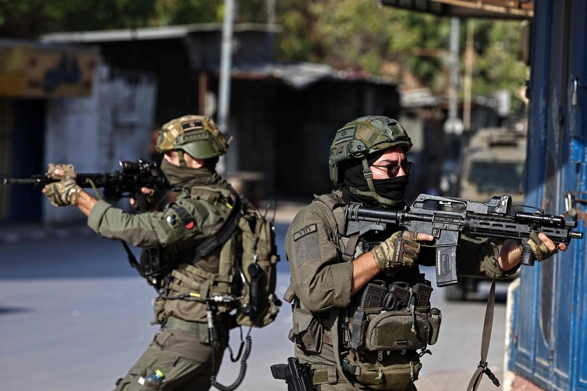 Tropas de Tel Aviv toman posiciones a lo largo de una calle durante una incursión en la ciudad de Nablus, en la Cisjordania ocupada.