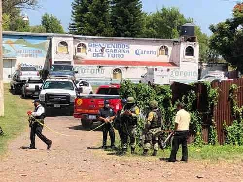Elementos del Ejército, la Guardia Nacional, la fiscalía y la policía de Guanajuato acordonan el centro nocturno Cabaña del Toro, en la carretera Jaral del Progreso-Cortazar, donde 11 personas fueron ultimadas por un comando. Foto cortesía de Gerardo García