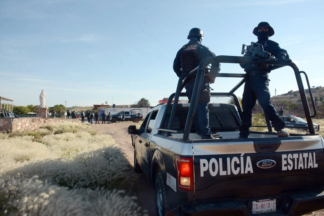 Elementos de la Policías estatales y municipales acudieron a la Presa de Rivera, donde encontraron no solo los cuerpos de las víctimas, sino al menos seis vehículos baleados y manchas de sangre, por lo que se presume que otras personas resultaron lesionadas, el 1 de febrero de 2021. Foto Alfredo Valadez