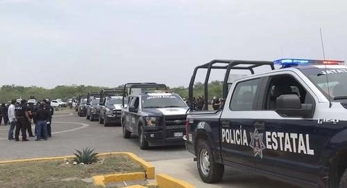 Patrullas de la policía estatal de Oaxaca arriban al municipio de San Mateo del Mar, luego de que 15 personas fueron ultimadas a causa de un enfrentamiento por conflictos sociales y políticos en esa localidad desde hace un año, cuando se eligió a las autoridades locales. Foto 'La Jornada'