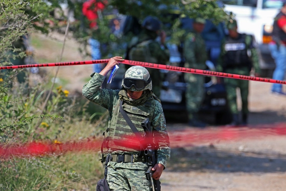 En una imagen de archivo, un militar resguarda una zona donde se encontraron los cuerpos de 4 personas asesinadas. Foto Cuartoscuro