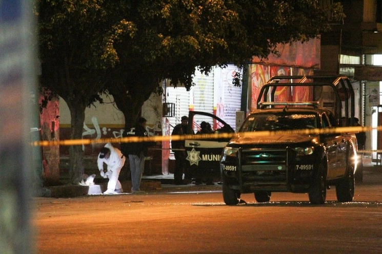 Imagen de archivo del asesinato de dos policías en Celaya. Foto Cuartoscuro