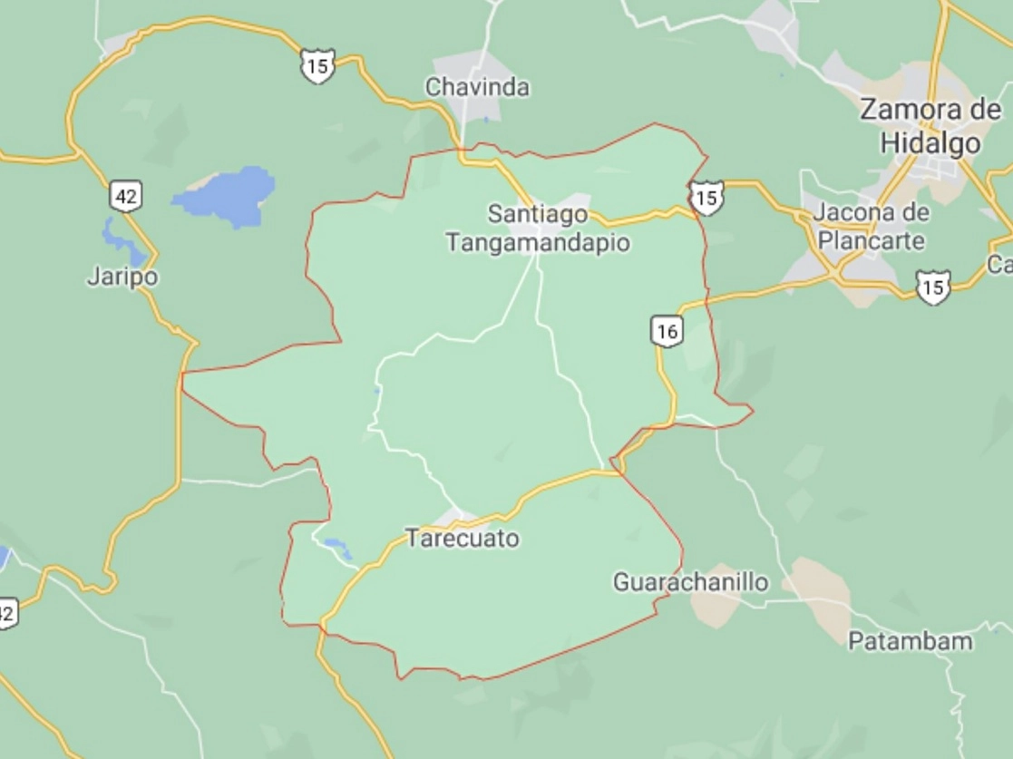 En una brecha que comunica la cabecera municipal michoacana de Santiago Tangamandapio con la localidad de Tarécuato fueron encontrados los cadáveres de siete personas, entre ellos una mujer. Imagen tomada de Google Maps