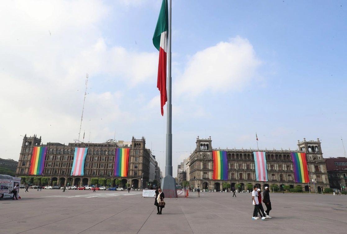 Banderas que representan a la comunidad LGBT+ cuelgan sobre los edificios del Gobierno de la Ciudad de México. Foto Roberto García Ortiz