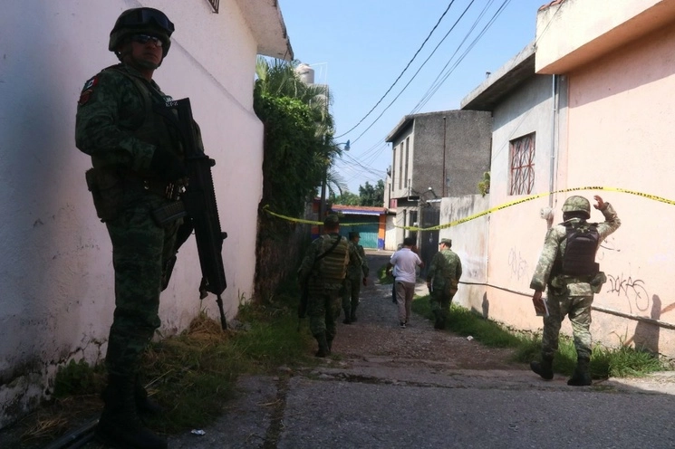 Elemento del Ejercito mexicano resguardan el perímetro de una escena de crimen en la calle Atarjea del centro del municipio de Emiliano Zapata, Morelos. Foto Cuartoscuro