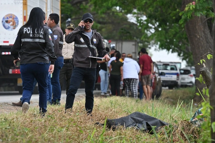 Miembros de la policía cubren el cadáver del concejal de Durán, Bolívar Vera, en Guayaquil, Ecuador, el 8 de septiembre de 2023. Foto Afp