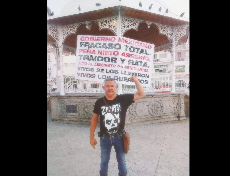 David Díaz en una manifestación contra el expresidente Enrique Peña Nieto por la desaparición de 49 estudiantes de Ayotzinapa en 2014. Foto tomada de Facebook