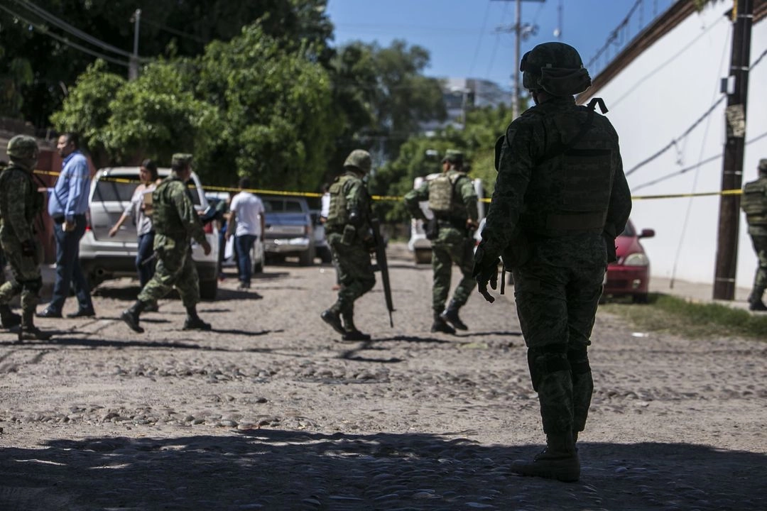 El elemento de la Agencia del Ministerio Público Especializada en Desaparición Forzada de Personas fue atacado en el fraccionamiento Puerta del Sol , en Mazatlán, Sinaloa; fue trasladado a una clínica del Issste donde falleció. Foto 
