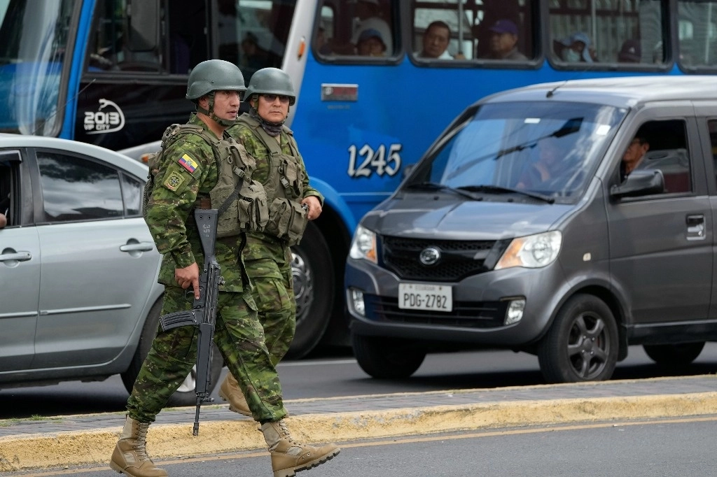 Soldados patrullan en el barrio Carapungo de Quito, Ecuador, el jueves 18 de abril de 2024. Foto Ap