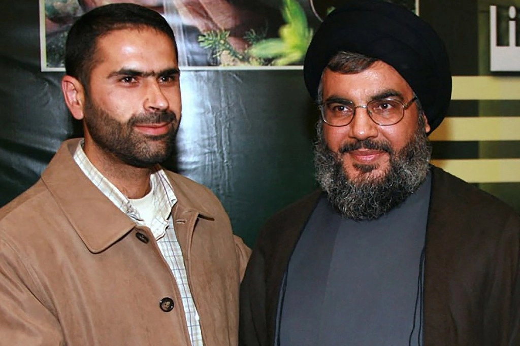 Wissam Tawil, comandante de la fuerza de élite Radwan de Hezbolá (a la izquierda), fue abatido en su pueblo natal de Kherbet Silem. En la imagen, aparece con Hassan Nasralla, dirigente del movimiento chiíta libanés que es respaldado por Irán. Foto Oficina de prensa de Hezbolá vía Afp / Archivo