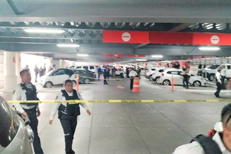 En el estacionamiento de la Plaza Las Américas, dos hombres fueron asesinados con armas de fuego. Foto tomada de Twitter.