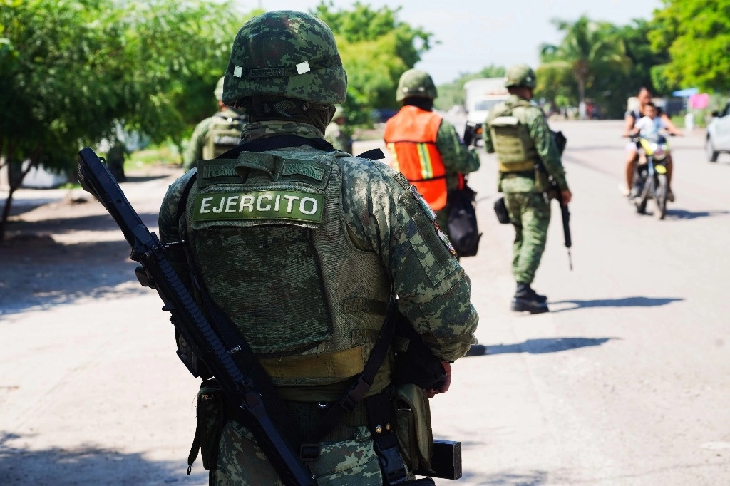 Militares durante un operativo de seguridad en Michoacán. Foto Cuartoscuro