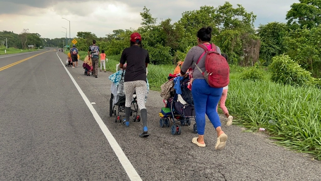 Cientos de migrantes cruzan la frontera con México a través del río Suchiate, y son blanco de grupos delictivos. Foto Edgar H. Clemente   