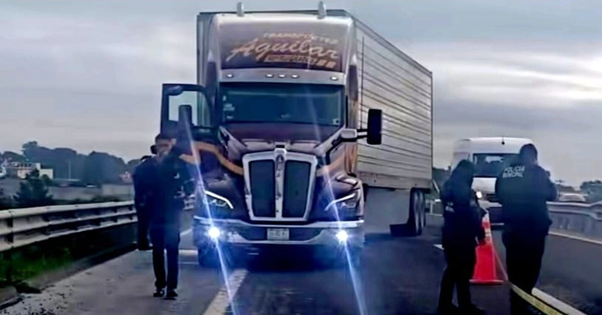 La Procuraduría General de Justicia de Hidalgo (PGJH) investiga el homicidio de un operador de un vehículo de carga, perpetrado por presuntos asaltantes sobre la carretera México -Tuxpan. Foto 