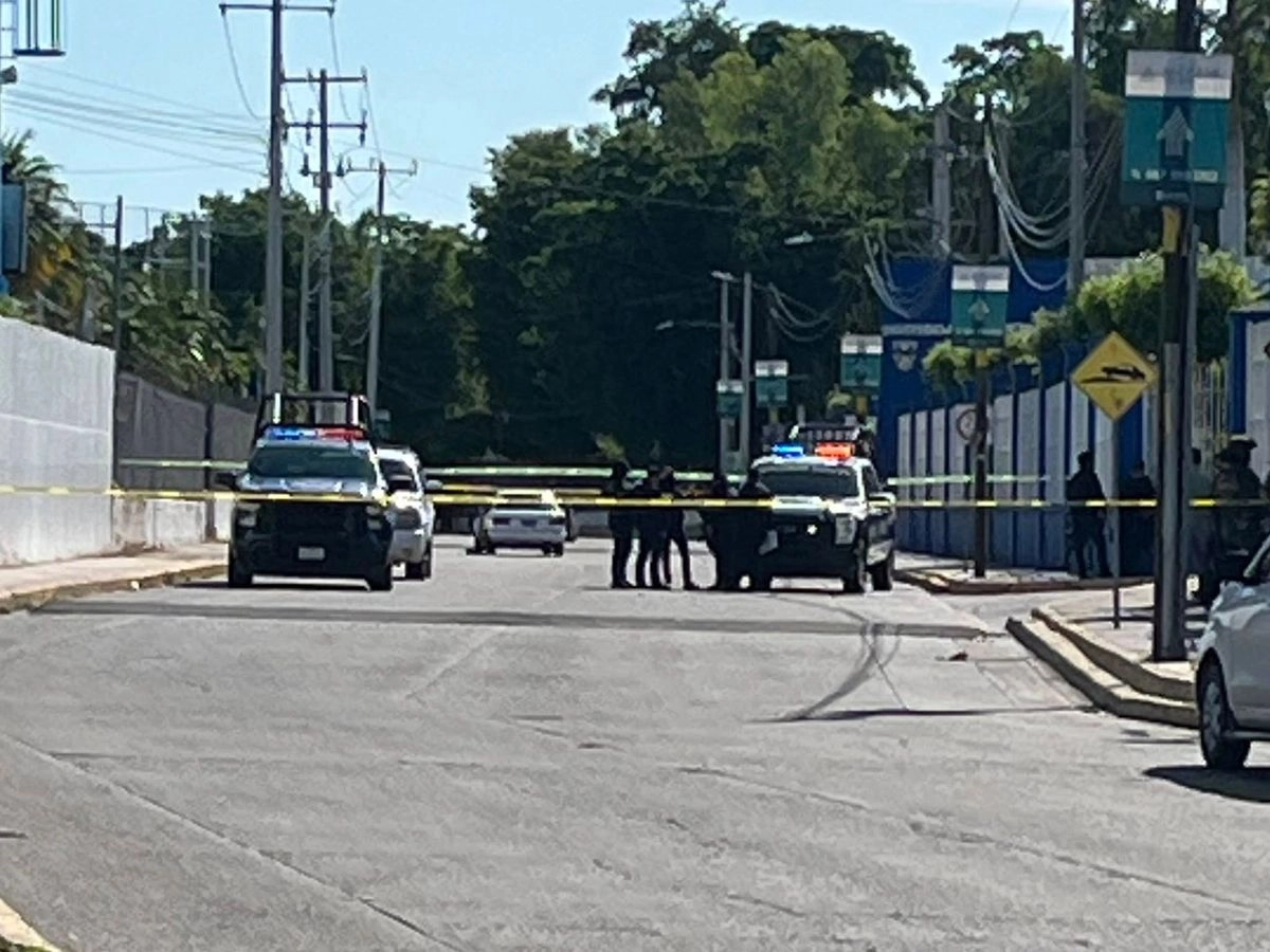 Un elemento de la policía municipal de Culiacán, Sinaloa, fue asesinado a balazos en el interior de su auto afuera de una preparatoria. Foto 