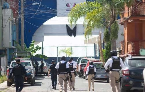 Elementos de la policía estatal de Veracruz recorren las inmediaciones de la Universidad Valladolid, en Xalapa, para tratar de localizar a los homicidas de la rectora de esa casa de estudios, María Guadalupe Martínez. Foto Sergio Hernández Vega