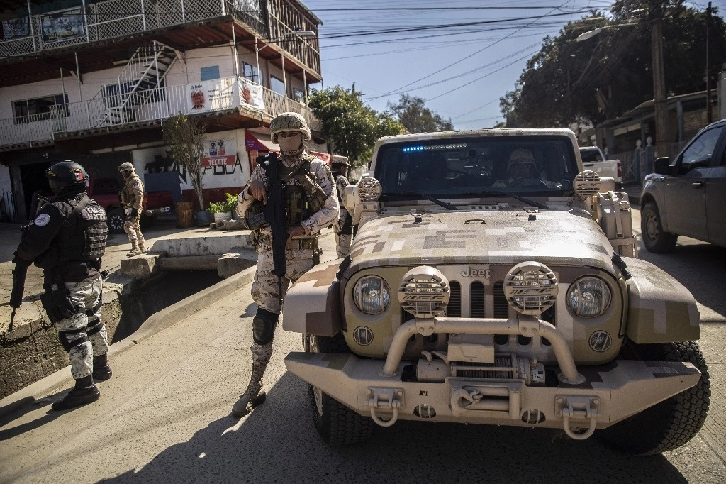 Elementos militares acuden a una colonia de Tijuana donde se reportó una balacera. Foto Cuartoscuro